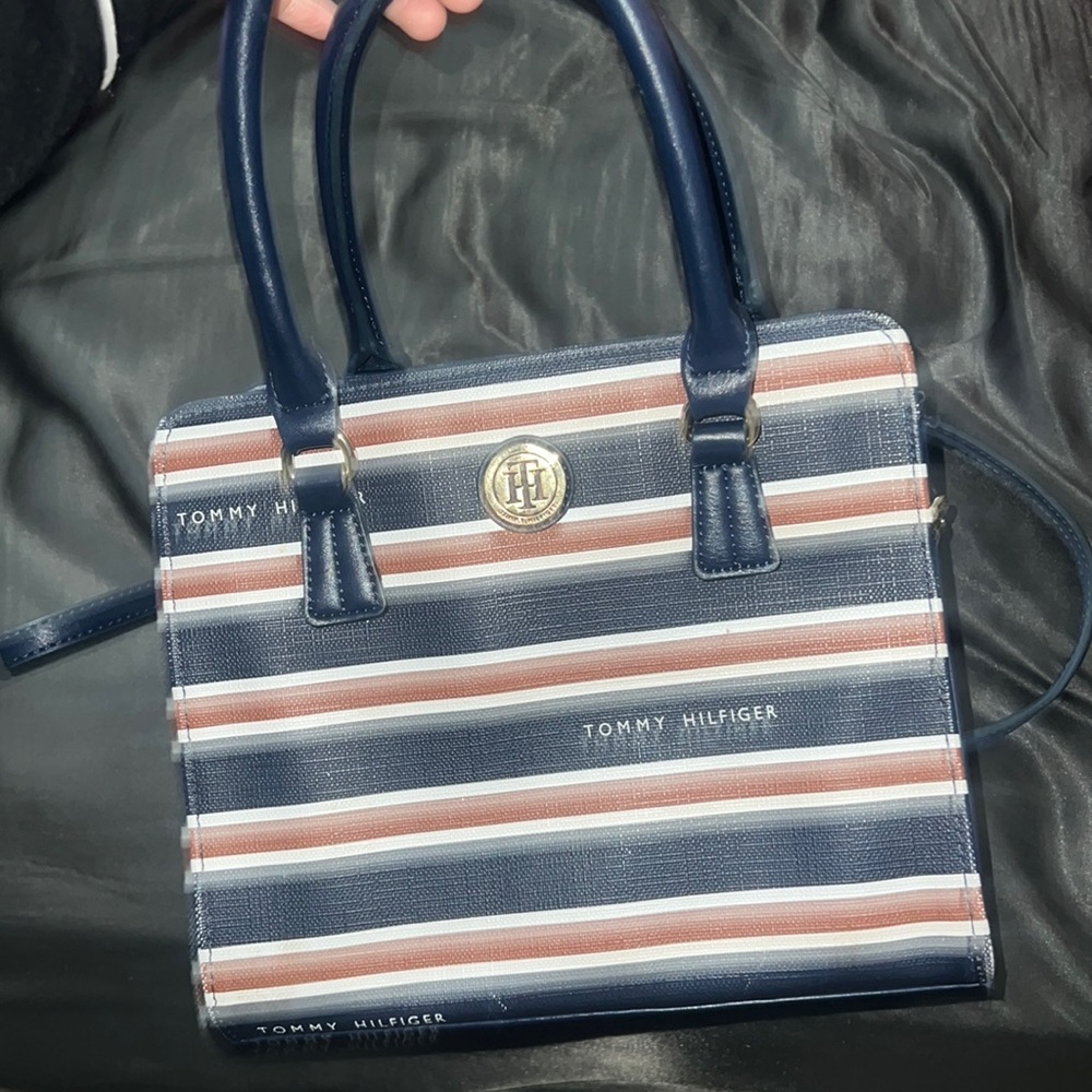 Tommy Hilfiger pursue